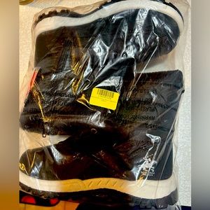 Black Puffer snow boots, big kid size 4.